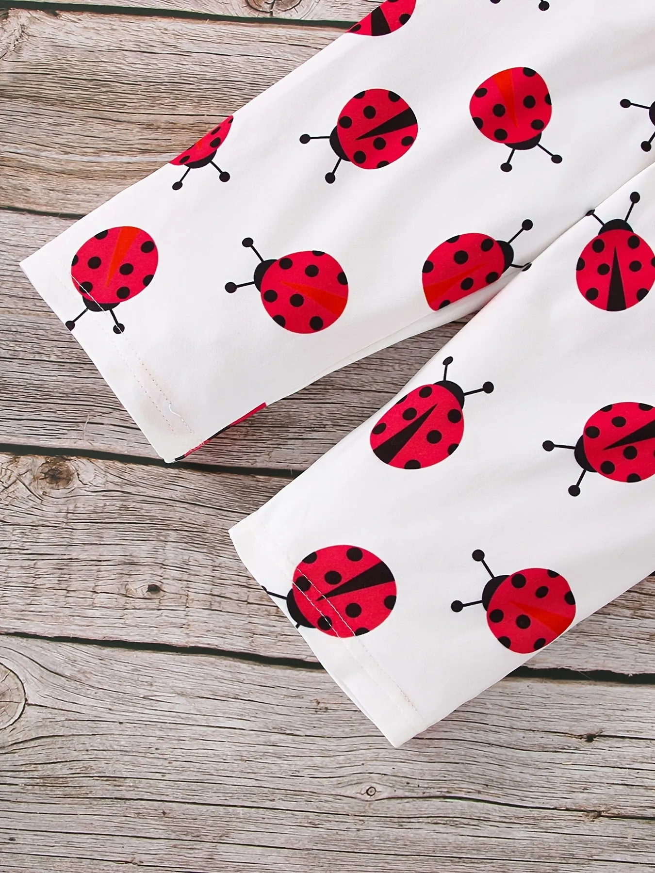 2pcs Baby Girls Flying Sleeve Top and Cartoon Ladybug Print Pant Set